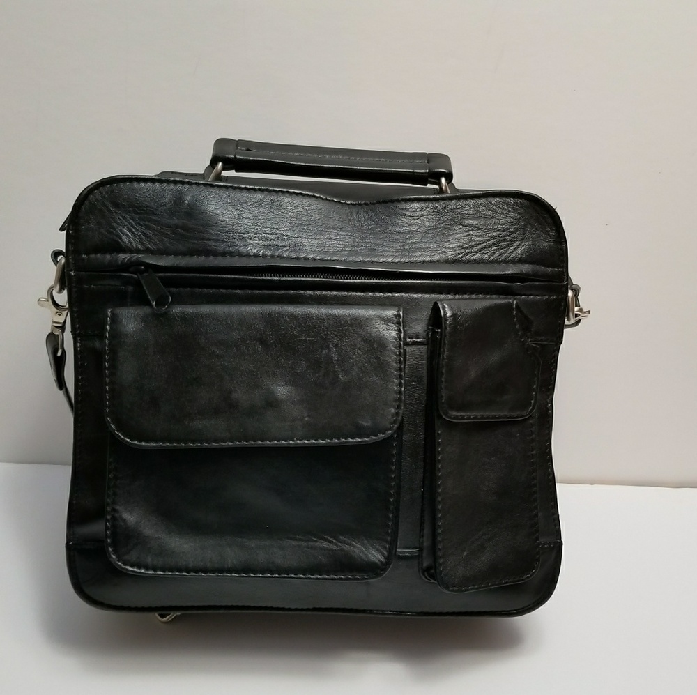 Black leather  crossbody bag.